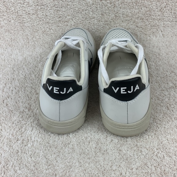 VEJA V-10 Leather Trainers - Picture 4 of 7